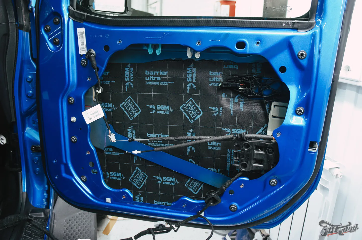 Прокачали Jeep Wrangler Rubicon, часть 1: комплексная шумоизоляция, новая акустическая система, перетяжка элементов в кожу. Процессы